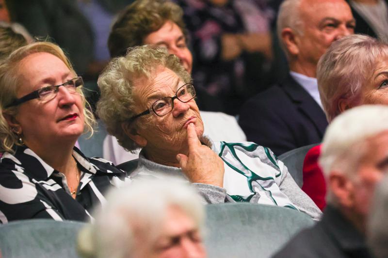 25. Lubuski Tydzień Seniora rozpoczął się uroczystą inauguracją w Filharmonii Zielonogórskiej. Pod honorowym patronatem Marszałka Województwa Lubuskiego Marcina Jabłońskiego, wyróżniono lokalnych bohaterów, którzy swoją pracą wspierają seniorów w naszym regionie. Wręczenie nagród w konkursie „Lider Wsparcia Seniora” było centralnym punktem wydarzenia. Uczestnicy mogli również cieszyć się wyjątkowym koncertem Orkiestry Kameralnej muzyków Filharmonii Zielonogórskiej.