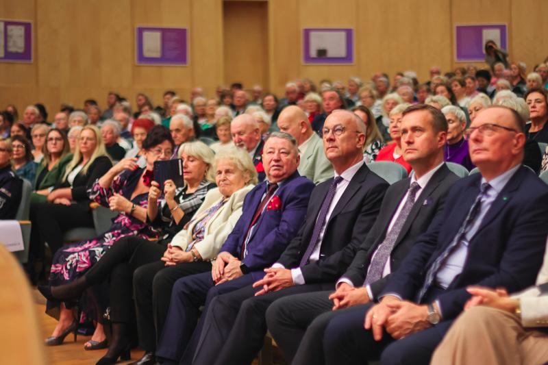 25. Lubuski Tydzień Seniora rozpoczął się uroczystą inauguracją w Filharmonii Zielonogórskiej. Pod honorowym patronatem Marszałka Województwa Lubuskiego Marcina Jabłońskiego, wyróżniono lokalnych bohaterów, którzy swoją pracą wspierają seniorów w naszym regionie. Wręczenie nagród w konkursie „Lider Wsparcia Seniora” było centralnym punktem wydarzenia. Uczestnicy mogli również cieszyć się wyjątkowym koncertem Orkiestry Kameralnej muzyków Filharmonii Zielonogórskiej.