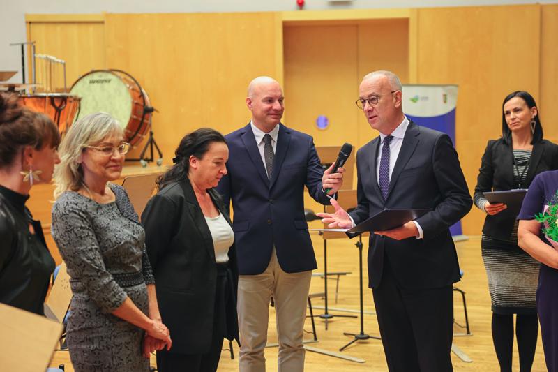 25. Lubuski Tydzień Seniora rozpoczął się uroczystą inauguracją w Filharmonii Zielonogórskiej. Pod honorowym patronatem Marszałka Województwa Lubuskiego Marcina Jabłońskiego, wyróżniono lokalnych bohaterów, którzy swoją pracą wspierają seniorów w naszym regionie. Wręczenie nagród w konkursie „Lider Wsparcia Seniora” było centralnym punktem wydarzenia. Uczestnicy mogli również cieszyć się wyjątkowym koncertem Orkiestry Kameralnej muzyków Filharmonii Zielonogórskiej.