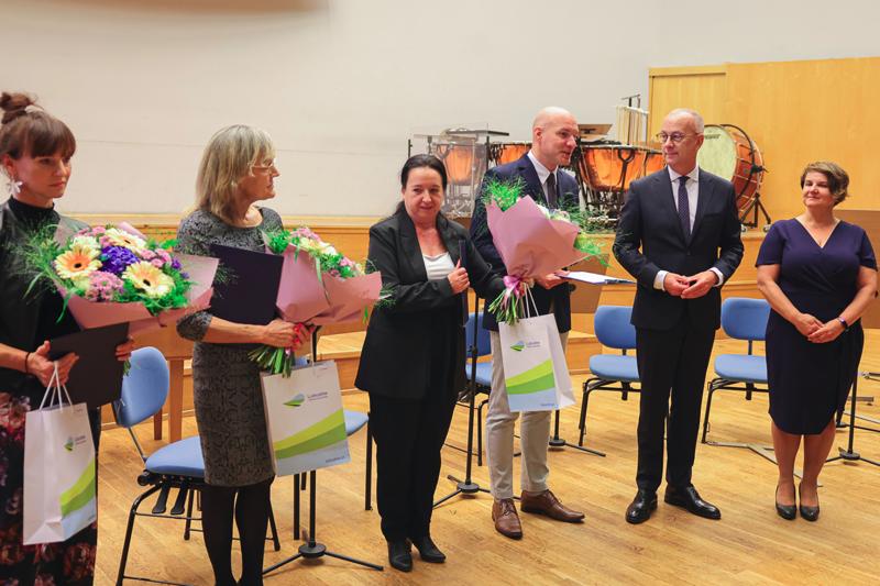 25. Lubuski Tydzień Seniora rozpoczął się uroczystą inauguracją w Filharmonii Zielonogórskiej. Pod honorowym patronatem Marszałka Województwa Lubuskiego Marcina Jabłońskiego, wyróżniono lokalnych bohaterów, którzy swoją pracą wspierają seniorów w naszym regionie. Wręczenie nagród w konkursie „Lider Wsparcia Seniora” było centralnym punktem wydarzenia. Uczestnicy mogli również cieszyć się wyjątkowym koncertem Orkiestry Kameralnej muzyków Filharmonii Zielonogórskiej.