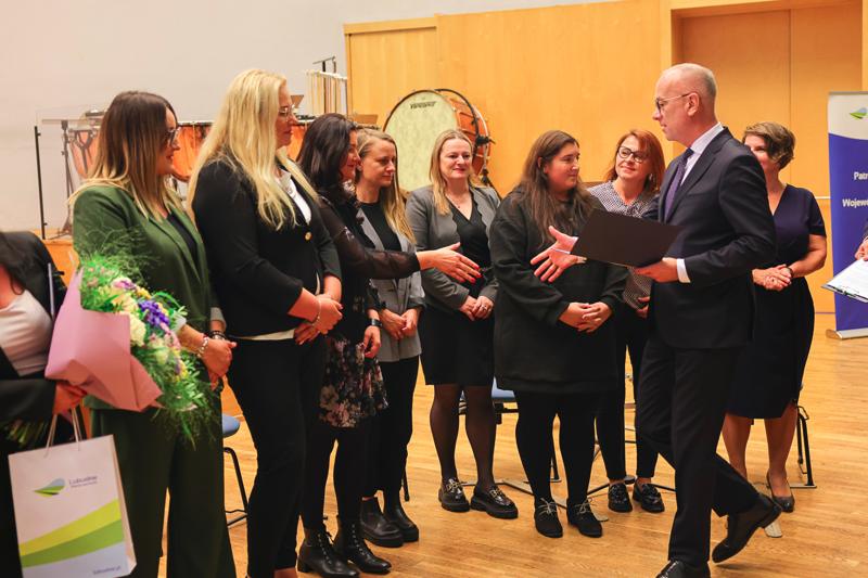 25. Lubuski Tydzień Seniora rozpoczął się uroczystą inauguracją w Filharmonii Zielonogórskiej. Pod honorowym patronatem Marszałka Województwa Lubuskiego Marcina Jabłońskiego, wyróżniono lokalnych bohaterów, którzy swoją pracą wspierają seniorów w naszym regionie. Wręczenie nagród w konkursie „Lider Wsparcia Seniora” było centralnym punktem wydarzenia. Uczestnicy mogli również cieszyć się wyjątkowym koncertem Orkiestry Kameralnej muzyków Filharmonii Zielonogórskiej.