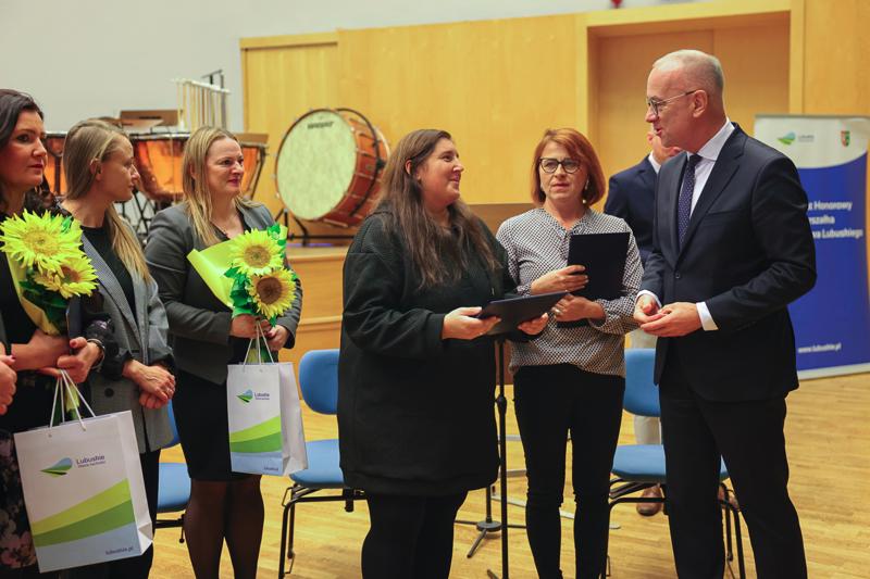 25. Lubuski Tydzień Seniora rozpoczął się uroczystą inauguracją w Filharmonii Zielonogórskiej. Pod honorowym patronatem Marszałka Województwa Lubuskiego Marcina Jabłońskiego, wyróżniono lokalnych bohaterów, którzy swoją pracą wspierają seniorów w naszym regionie. Wręczenie nagród w konkursie „Lider Wsparcia Seniora” było centralnym punktem wydarzenia. Uczestnicy mogli również cieszyć się wyjątkowym koncertem Orkiestry Kameralnej muzyków Filharmonii Zielonogórskiej.