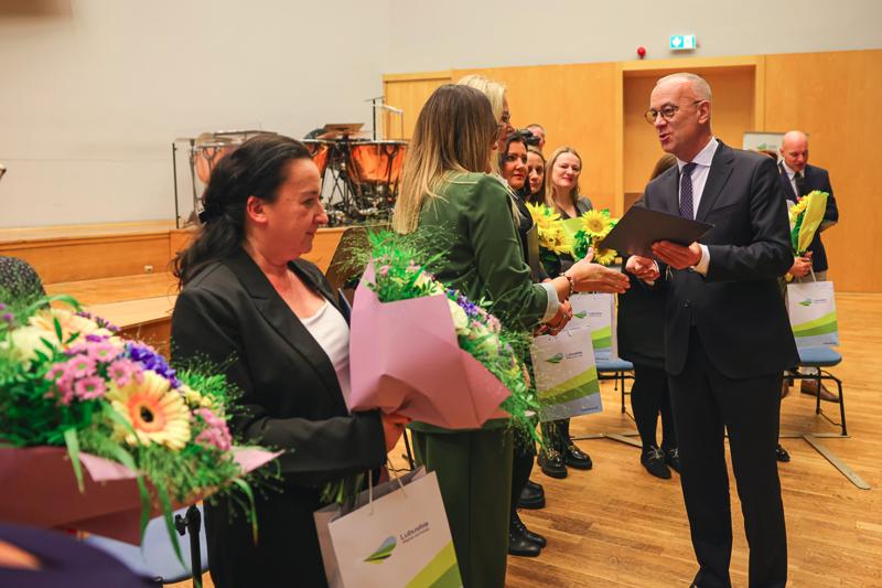 25. Lubuski Tydzień Seniora rozpoczął się uroczystą inauguracją w Filharmonii Zielonogórskiej. Pod honorowym patronatem Marszałka Województwa Lubuskiego Marcina Jabłońskiego, wyróżniono lokalnych bohaterów, którzy swoją pracą wspierają seniorów w naszym regionie. Wręczenie nagród w konkursie „Lider Wsparcia Seniora” było centralnym punktem wydarzenia. Uczestnicy mogli również cieszyć się wyjątkowym koncertem Orkiestry Kameralnej muzyków Filharmonii Zielonogórskiej.