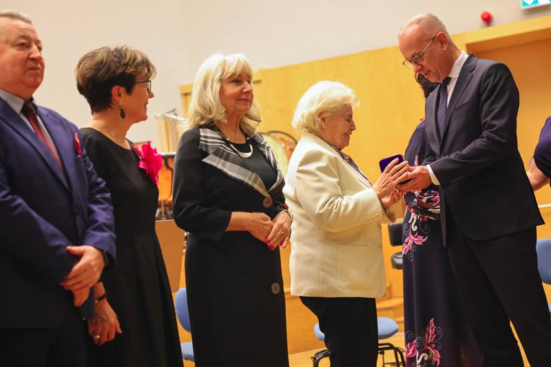 25. Lubuski Tydzień Seniora rozpoczął się uroczystą inauguracją w Filharmonii Zielonogórskiej. Pod honorowym patronatem Marszałka Województwa Lubuskiego Marcina Jabłońskiego, wyróżniono lokalnych bohaterów, którzy swoją pracą wspierają seniorów w naszym regionie. Wręczenie nagród w konkursie „Lider Wsparcia Seniora” było centralnym punktem wydarzenia. Uczestnicy mogli również cieszyć się wyjątkowym koncertem Orkiestry Kameralnej muzyków Filharmonii Zielonogórskiej.
