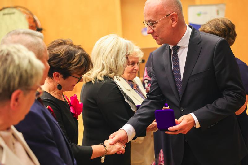 25. Lubuski Tydzień Seniora rozpoczął się uroczystą inauguracją w Filharmonii Zielonogórskiej. Pod honorowym patronatem Marszałka Województwa Lubuskiego Marcina Jabłońskiego, wyróżniono lokalnych bohaterów, którzy swoją pracą wspierają seniorów w naszym regionie. Wręczenie nagród w konkursie „Lider Wsparcia Seniora” było centralnym punktem wydarzenia. Uczestnicy mogli również cieszyć się wyjątkowym koncertem Orkiestry Kameralnej muzyków Filharmonii Zielonogórskiej.