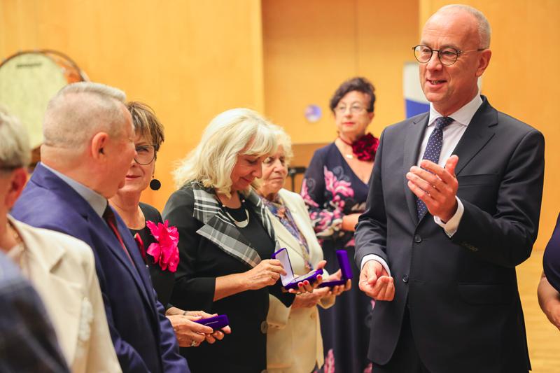 25. Lubuski Tydzień Seniora rozpoczął się uroczystą inauguracją w Filharmonii Zielonogórskiej. Pod honorowym patronatem Marszałka Województwa Lubuskiego Marcina Jabłońskiego, wyróżniono lokalnych bohaterów, którzy swoją pracą wspierają seniorów w naszym regionie. Wręczenie nagród w konkursie „Lider Wsparcia Seniora” było centralnym punktem wydarzenia. Uczestnicy mogli również cieszyć się wyjątkowym koncertem Orkiestry Kameralnej muzyków Filharmonii Zielonogórskiej.