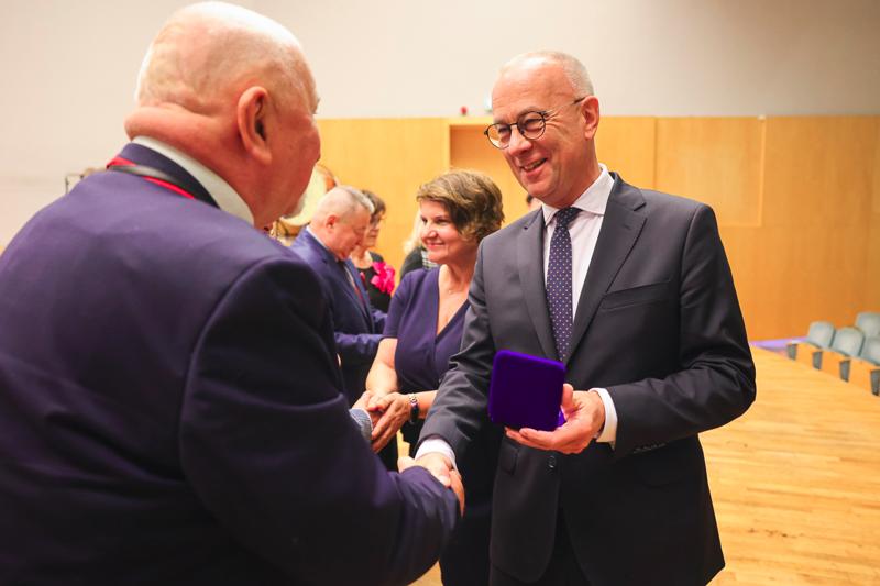 25. Lubuski Tydzień Seniora rozpoczął się uroczystą inauguracją w Filharmonii Zielonogórskiej. Pod honorowym patronatem Marszałka Województwa Lubuskiego Marcina Jabłońskiego, wyróżniono lokalnych bohaterów, którzy swoją pracą wspierają seniorów w naszym regionie. Wręczenie nagród w konkursie „Lider Wsparcia Seniora” było centralnym punktem wydarzenia. Uczestnicy mogli również cieszyć się wyjątkowym koncertem Orkiestry Kameralnej muzyków Filharmonii Zielonogórskiej.