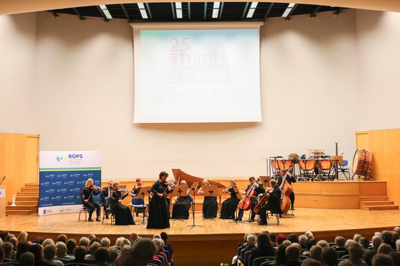 25. Lubuski Tydzień Seniora rozpoczął się uroczystą inauguracją w Filharmonii Zielonogórskiej. Pod honorowym patronatem Marszałka Województwa Lubuskiego Marcina Jabłońskiego, wyróżniono lokalnych bohaterów, którzy swoją pracą wspierają seniorów w naszym regionie. Wręczenie nagród w konkursie „Lider Wsparcia Seniora” było centralnym punktem wydarzenia. Uczestnicy mogli również cieszyć się wyjątkowym koncertem Orkiestry Kameralnej muzyków Filharmonii Zielonogórskiej.