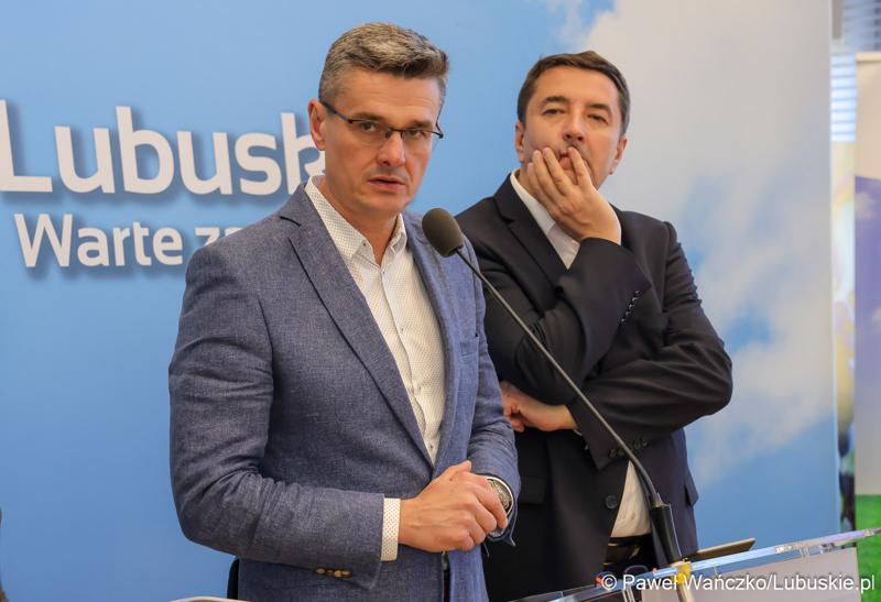 Wicemarszałek Województwa Lubuskiego Sebastian Ciemnoczołowski przemawia podczas konferencji prasowej poświęconej sytuacji kadrowej Szpitala Uniwersyteckiego w Zielonej Górze. Z tyłu prof. Uniwersytetu Zielonogórskiego dr hab. n. med. Dawid Murawa.