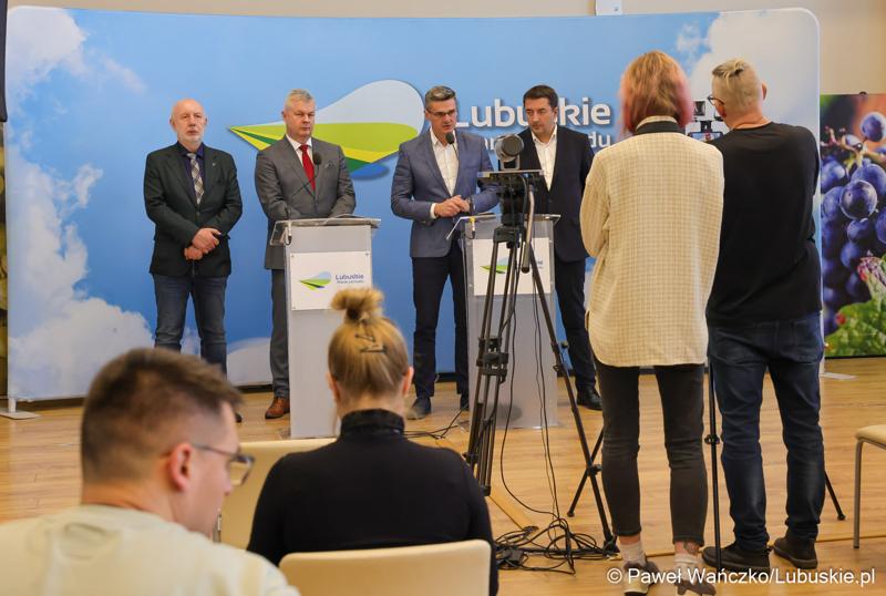 Uczestnicy konferencji prasowej poświęconej sytuacji kadrowej Szpitala Uniwersyteckiego w Zielonej Górze.