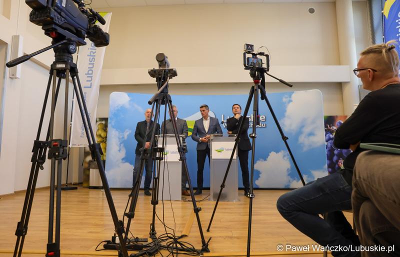 Uczestnicy konferencji prasowej poświęconej sytuacji kadrowej Szpitala Uniwersyteckiego w Zielonej Górze.