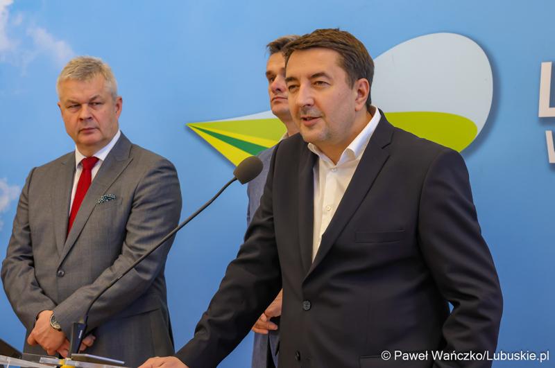 Prof. Uniwersytetu Zielonogórskiego dr hab. n. med. Dawid Murawa przemawia podczas konferencji prasowej poświęconej sytuacji kadrowej Szpitala Uniwersyteckiego w Zielonej Górze.