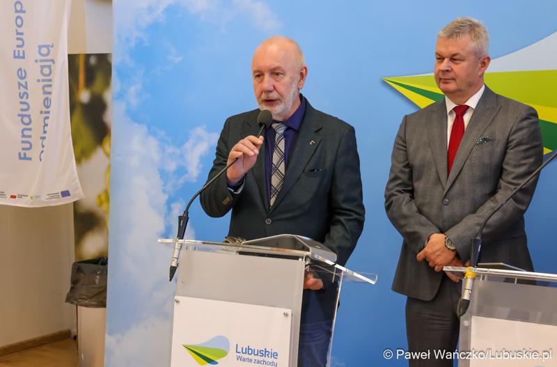 Dyrektor ds. Lecznictwa Szpitala Uniwersyteckiego w Zielonej Górze lek. Antoni Ciach Uczestnicy przemawia podczas konferencji prasowej poświęconej sytuacji kadrowej lecznicy.