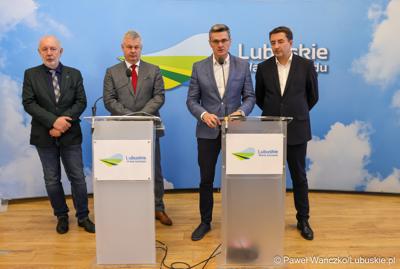 Wicemarszałek Województwa Lubuskiego Sebastian Ciemnoczołowski przemawia podczas konferencji prasowej poświęconej sytuacji kadrowej Szpitala Uniwersyteckiego w Zielonej Górze. 