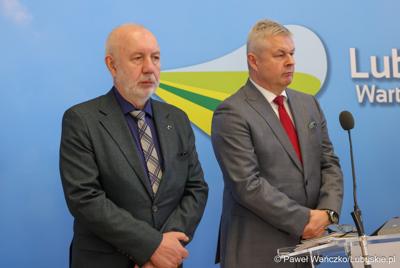 Prezes Zarządu Szpitala Uniwersyteckiego dr Marek Działoszyński (z prawej) oraz dyrektor ds. Lecznictwa Szpitala Uniwersyteckiego lek. Antoni Ciach  podczas konferencji prasowej poświęconej sytuacji kadrowej Szpitala Uniwersyteckiego w Zielonej Górze. 