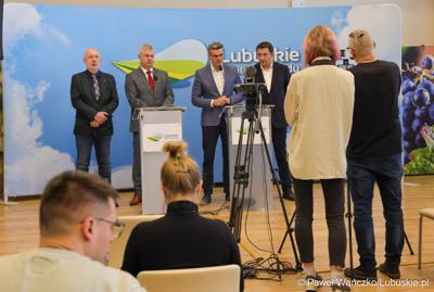 Uczestnicy konferencji prasowej poświęconej sytuacji kadrowej Szpitala Uniwersyteckiego w Zielonej Górze. 