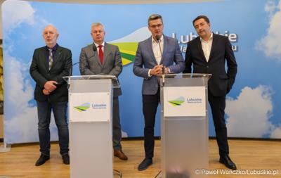 Wicemarszałek Województwa Lubuskiego Sebastian Ciemnoczołowski przemawia podczas konferencji prasowej poświęconej sytuacji kadrowej Szpitala Uniwersyteckiego w Zielonej Górze. 
