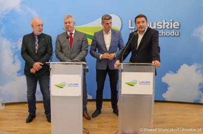 Wicemarszałek Województwa Lubuskiego Sebastian Ciemnoczołowski przemawia podczas konferencji prasowej poświęconej sytuacji kadrowej Szpitala Uniwersyteckiego w Zielonej Górze. 