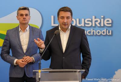 Prof. Uniwersytetu Zielonogórskiego dr hab. n. med. Dawid Murawa przemawia podczas konferencji prasowej poświęconej sytuacji kadrowej Szpitala Uniwersyteckiego w Zielonej Górze. Z tyłu Wicemarszałek Województwa Lubuskiego Sebastian Ciemnoczołowski.