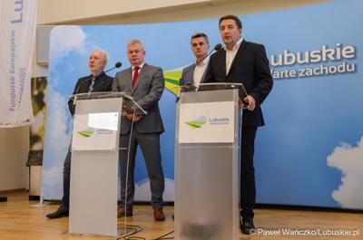 Prof. Uniwersytetu Zielonogórskiego dr hab. n. med. Dawid Murawa przemawia podczas konferencji prasowej poświęconej sytuacji kadrowej Szpitala Uniwersyteckiego w Zielonej Górze. 