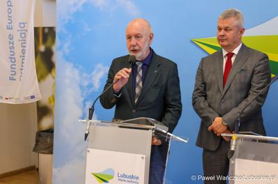 Dyrektor ds. Lecznictwa Szpitala Uniwersyteckiego w Zielonej Górze lek. Antoni Ciach Uczestnicy przemawia podczas konferencji prasowej poświęconej sytuacji kadrowej lecznicy. 
