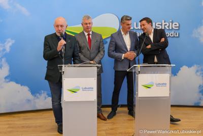 Dyrektor ds. Lecznictwa Szpitala Uniwersyteckiego w Zielonej Górze lek. Antoni Ciach Uczestnicy przemawia podczas konferencji prasowej poświęconej sytuacji kadrowej lecznicy. 
