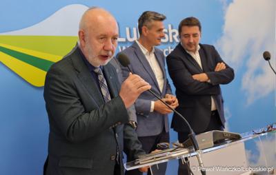 Dyrektor ds. Lecznictwa Szpitala Uniwersyteckiego w Zielonej Górze lek. Antoni Ciach Uczestnicy przemawia podczas konferencji prasowej poświęconej sytuacji kadrowej lecznicy. 

