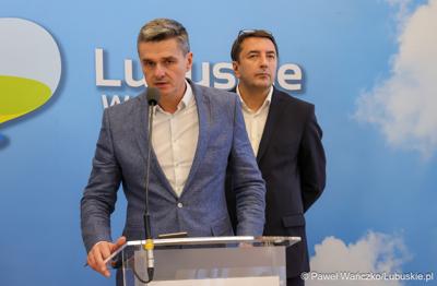 Wicemarszałek Województwa Lubuskiego Sebastian Ciemnoczołowski przemawia podczas konferencji prasowej poświęconej sytuacji kadrowej Szpitala Uniwersyteckiego w Zielonej Górze. Z tyłu prof. Uniwersytetu Zielonogórskiego dr hab. n. med. Dawid Murawa.
