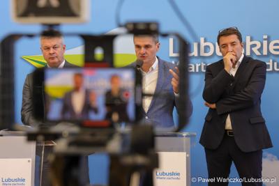 Wicemarszałek Województwa Lubuskiego Sebastian Ciemnoczołowski przemawia podczas konferencji prasowej poświęconej sytuacji kadrowej Szpitala Uniwersyteckiego w Zielonej Górze. 
