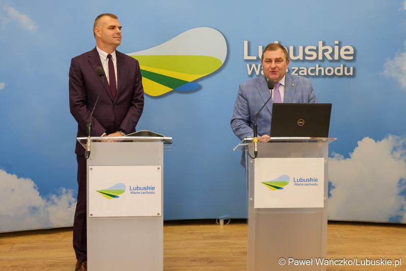Wicemarszałek Województwa Lubuskiego Grzegorz Potęga oraz Dyrektor Departamentu Europejskiego Funduszu Społecznego Jakub Piosik podczas konferencji prasowej podsumowującej wdrażanie Europejskiego Funduszu Społecznego Plus (EFS+) w Lubuskiem w trzecim kwartale 2024 r.