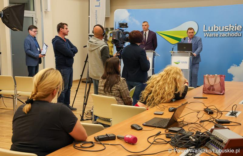 Uczestnicy konferencji prasowej podsumowującej wdrażanie Europejskiego Funduszu Społecznego Plus (EFS+) w Lubuskiem w trzecim kwartale 2024 r.