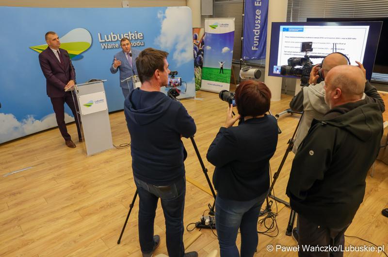 Wicemarszałek Województwa Lubuskiego Grzegorz Potęga oraz Dyrektor Departamentu Europejskiego Funduszu Społecznego Jakub Piosik podczas konferencji prasowej podsumowującej wdrażanie Europejskiego Funduszu Społecznego Plus (EFS+) w Lubuskiem w trzecim kwartale 2024 r.