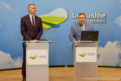 Wicemarszałek Województwa Lubuskiego Grzegorz Potęga oraz Dyrektor Departamentu Europejskiego Funduszu Społecznego Jakub Piosik podczas konferencji prasowej podsumowującej wdrażanie Europejskiego Funduszu Społecznego Plus (EFS+) w Lubuskiem w trzecim kwartale 2024 r. 
