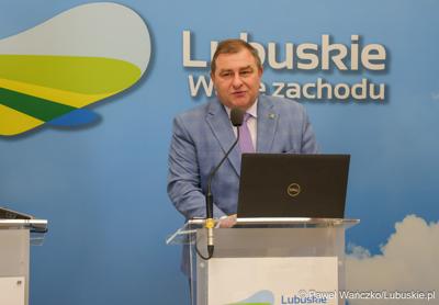 Wicemarszałek Województwa Lubuskiego Grzegorz Potęga przemawia podczas konferencji prasowej podsumowującej wdrażanie Europejskiego Funduszu Społecznego Plus (EFS+) w Lubuskiem w trzecim kwartale 2024 r. 

