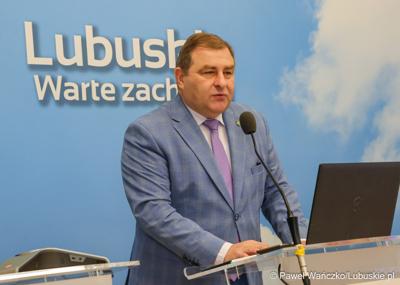 Wicemarszałek Województwa Lubuskiego Grzegorz Potęga przemawia na konferencji prasowej podsumowującej wdrażanie Europejskiego Funduszu Społecznego Plus (EFS+) w Lubuskiem w trzecim kwartale 2024 r. 
