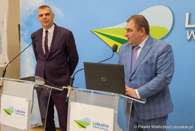 Wicemarszałek Województwa Lubuskiego Grzegorz Potęga oraz Dyrektor Departamentu Europejskiego Funduszu Społecznego Jakub Piosik podczas konferencji prasowej podsumowującej wdrażanie Europejskiego Funduszu Społecznego Plus (EFS+) w Lubuskiem w trzecim kwartale 2024 r. 
