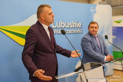 Wicemarszałek Województwa Lubuskiego Grzegorz Potęga oraz Dyrektor Departamentu Europejskiego Funduszu Społecznego Jakub Piosik podczas konferencji prasowej podsumowującej wdrażanie Europejskiego Funduszu Społecznego Plus (EFS+) w Lubuskiem w trzecim kwartale 2024 r. 

