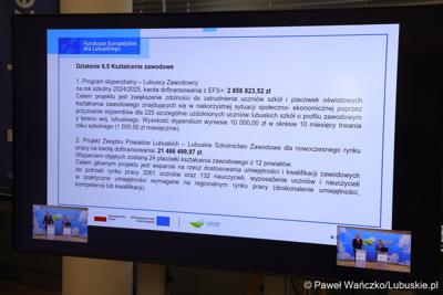 Monitor z prezentacją na konferencji prasowej podsumowującej wdrażanie Europejskiego Funduszu Społecznego Plus (EFS+) w Lubuskiem w trzecim kwartale 2024 r. 

