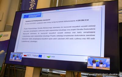 Monitor z prezentacją konferencji prasowej podsumowującej wdrażanie Europejskiego Funduszu Społecznego Plus (EFS+) w Lubuskiem w trzecim kwartale 2024 r. 
