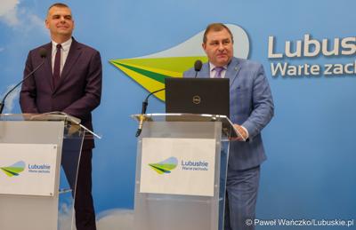 Wicemarszałek Województwa Lubuskiego Grzegorz Potęga oraz Dyrektor Departamentu Europejskiego Funduszu Społecznego Jakub Piosik podczas konferencji prasowej podsumowującej wdrażanie Europejskiego Funduszu Społecznego Plus (EFS+) w Lubuskiem w trzecim kwartale 2024 r. 
