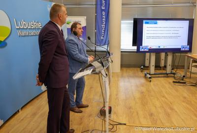 Wicemarszałek Województwa Lubuskiego Grzegorz Potęga oraz Dyrektor Departamentu Europejskiego Funduszu Społecznego Jakub Piosik podczas konferencji prasowej podsumowującej wdrażanie Europejskiego Funduszu Społecznego Plus (EFS+) w Lubuskiem w trzecim kwartale 2024 r. 
