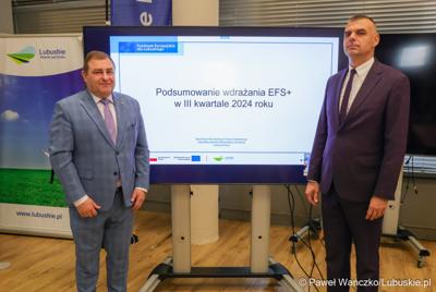 Wicemarszałek Województwa Lubuskiego Grzegorz Potęga oraz Dyrektor Departamentu Europejskiego Funduszu Społecznego Jakub Piosik podczas konferencji prasowej podsumowującej wdrażanie Europejskiego Funduszu Społecznego Plus (EFS+) w Lubuskiem w trzecim kwartale 2024 r. 

