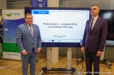 Wicemarszałek Województwa Lubuskiego Grzegorz Potęga oraz Dyrektor Departamentu Europejskiego Funduszu Społecznego Jakub Piosik podczas konferencji prasowej podsumowującej wdrażanie Europejskiego Funduszu Społecznego Plus (EFS+) w Lubuskiem w trzecim kwartale 2024 r. 

