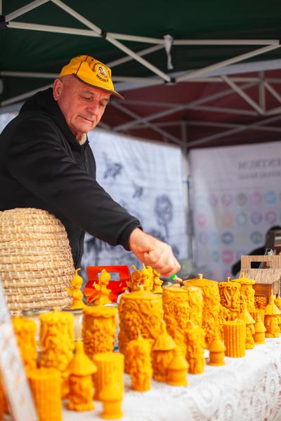 Pomimo kapryśnej pogody, dziedziniec starostwa w Nowej Soli tętnił życiem! 1. Święto Produktu Regionalnego Powiatu Nowosolskiego okazało się wielkim sukcesem