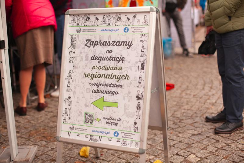 Pomimo kapryśnej pogody, dziedziniec starostwa w Nowej Soli tętnił życiem! 1. Święto Produktu Regionalnego Powiatu Nowosolskiego okazało się wielkim sukcesem