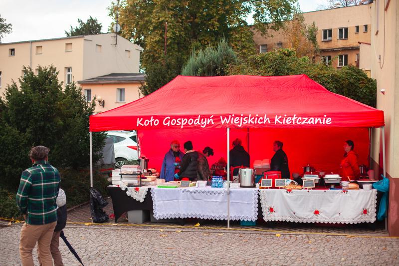 Pomimo kapryśnej pogody, dziedziniec starostwa w Nowej Soli tętnił życiem! 1. Święto Produktu Regionalnego Powiatu Nowosolskiego okazało się wielkim sukcesem