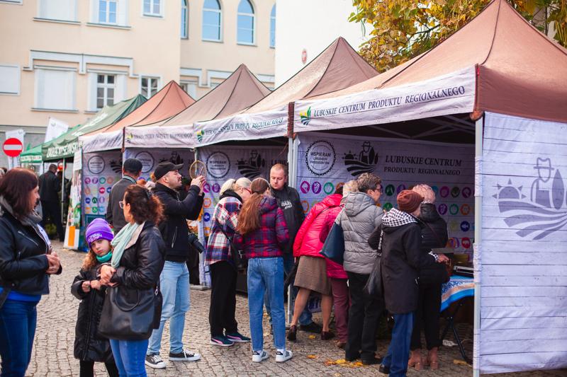 Pomimo kapryśnej pogody, dziedziniec starostwa w Nowej Soli tętnił życiem! 1. Święto Produktu Regionalnego Powiatu Nowosolskiego okazało się wielkim sukcesem