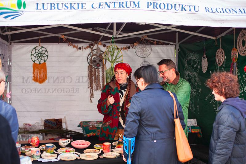 Pomimo kapryśnej pogody, dziedziniec starostwa w Nowej Soli tętnił życiem! 1. Święto Produktu Regionalnego Powiatu Nowosolskiego okazało się wielkim sukcesem