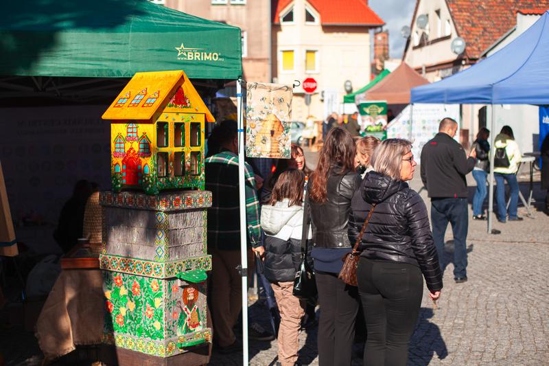 Pomimo kapryśnej pogody, dziedziniec starostwa w Nowej Soli tętnił życiem! 1. Święto Produktu Regionalnego Powiatu Nowosolskiego okazało się wielkim sukcesem