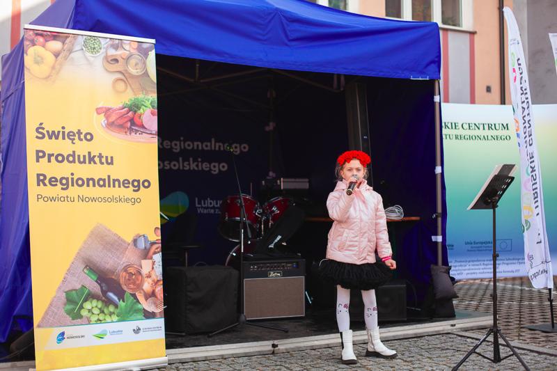 Pomimo kapryśnej pogody, dziedziniec starostwa w Nowej Soli tętnił życiem! 1. Święto Produktu Regionalnego Powiatu Nowosolskiego okazało się wielkim sukcesem